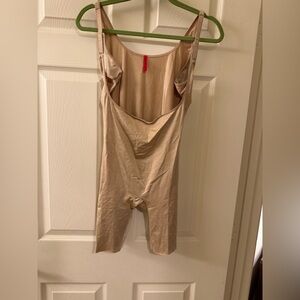 SPANX Open bust mid thigh nude/beige Bodysuit size 1x